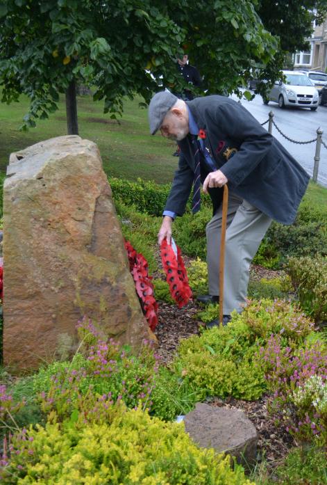 SERVICE: Dave Moore lays a wreath on behalf of the Vindicatrix Association				    TM pic