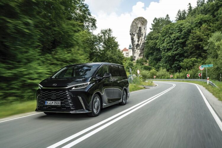 Lexus LM 350h Takumi