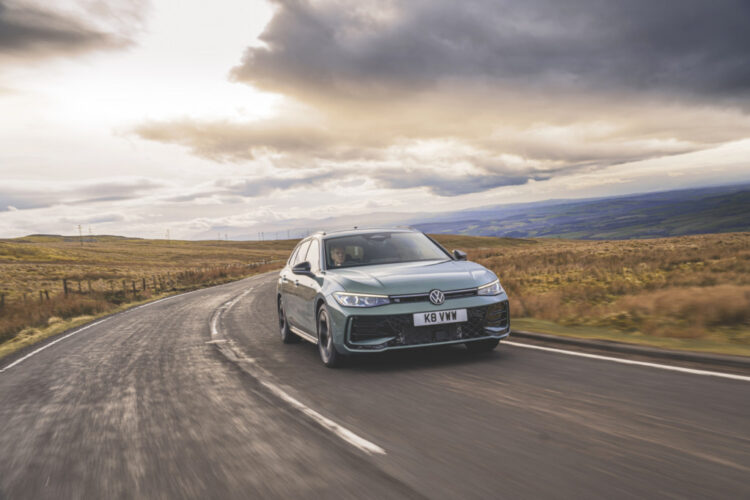 Pay attention – new VW Passat is super smooth