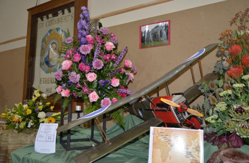 Hundreds flock to church flower&hellip;