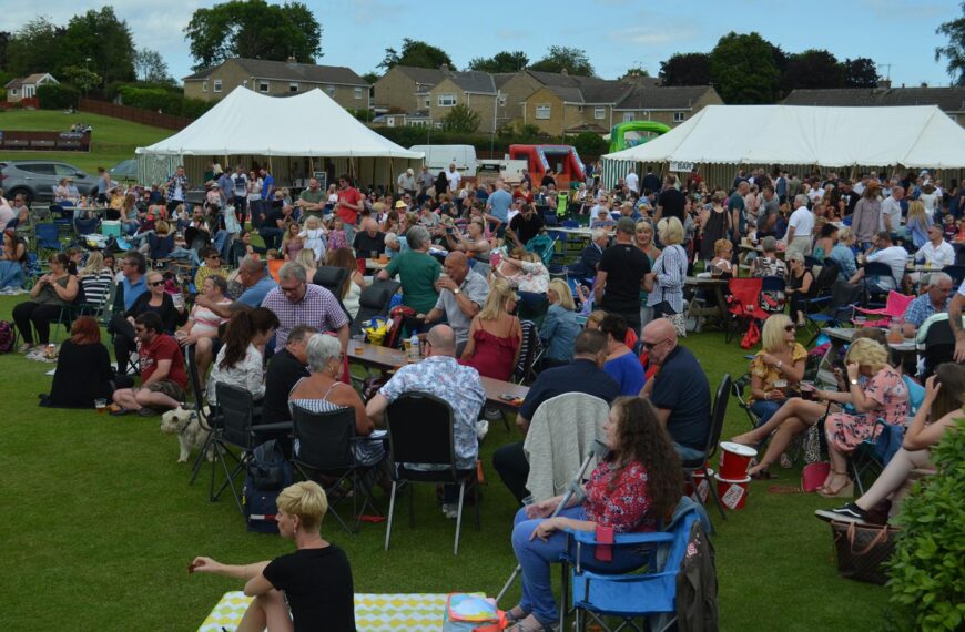 Crowds rock up to Barney&hellip;