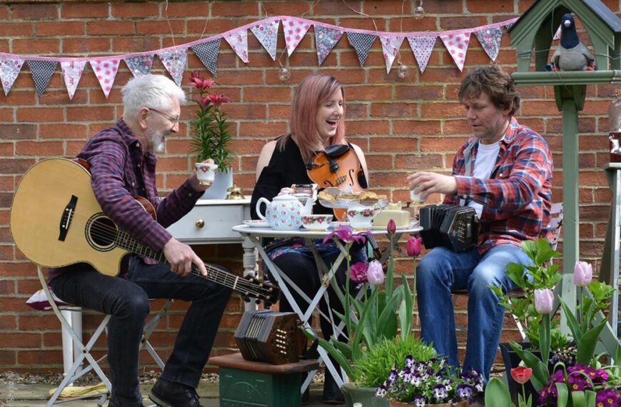 Trio perform to boost funds…
