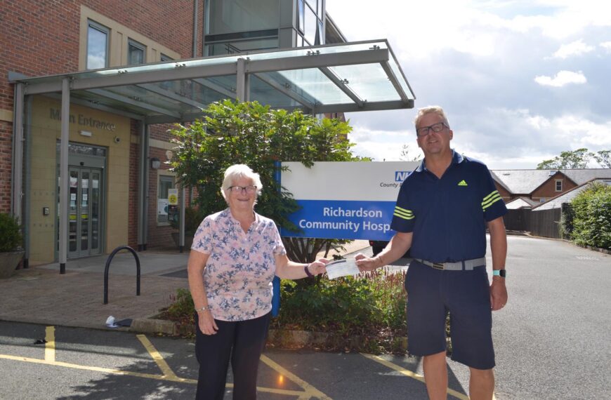 Golf pro Darren signs off with £1,000 donation to Friends of Richardson Hospital