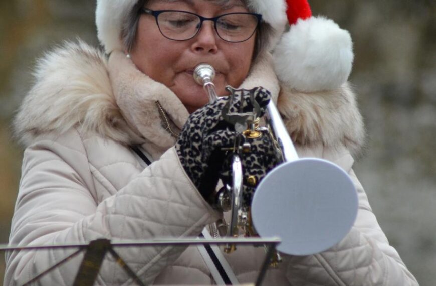 Shoppers treated to band performance