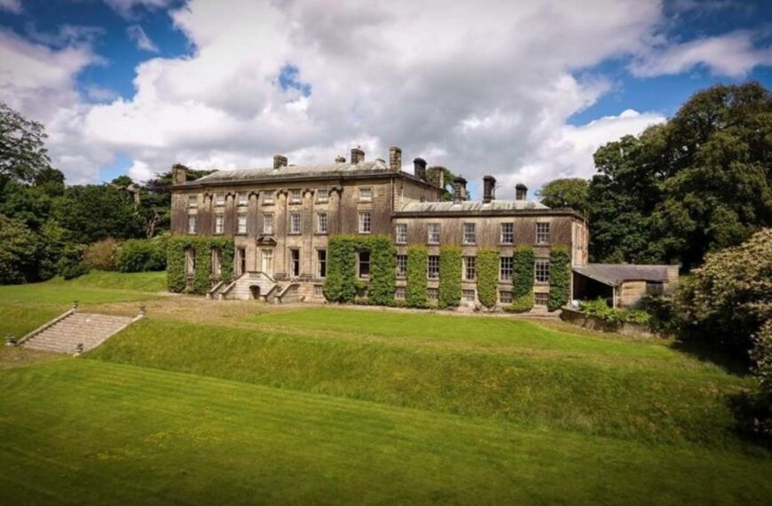 Contents of country house go under hammer