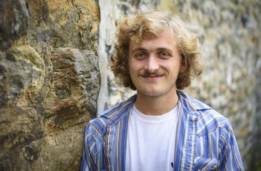 Arabic graduate off to crisis-hit…