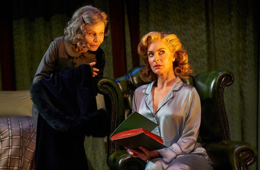Review of The Cat and the Canary at Darlington Hippodrome