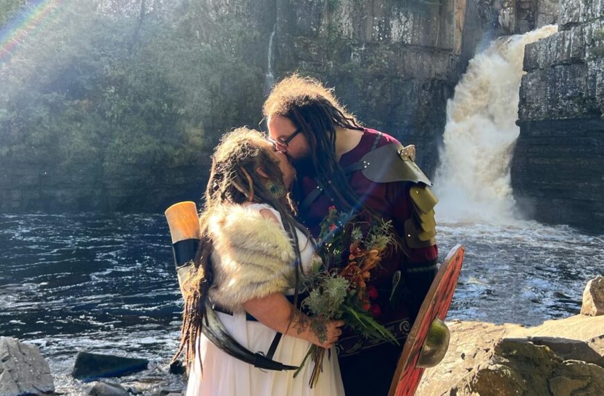 Viking’ couple get hitched at…