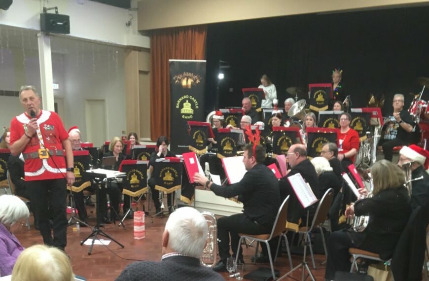 Barney Band’s festive concert at packed club
