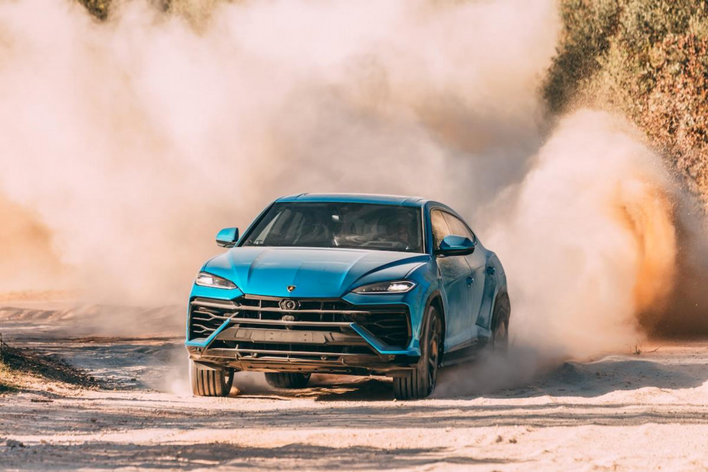 Lamborghini Urus – sportswear in a lounge&hellip;